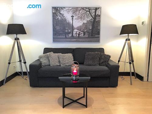 2 room home in Amsterdam in great location. Enjoy!