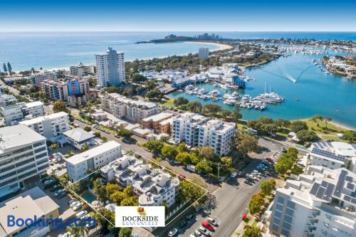 Ample appartement avec piscine. À Mooloolaba