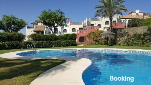 Apartamento con vistas con piscina.