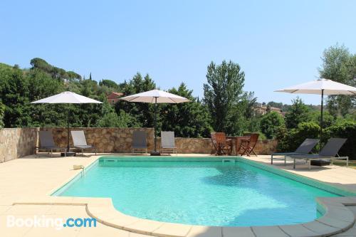 Appartement avec terrasse. Berlou à vos pieds!.