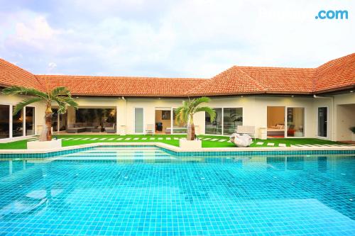 Appartement avec piscine, parfait pour les familles.