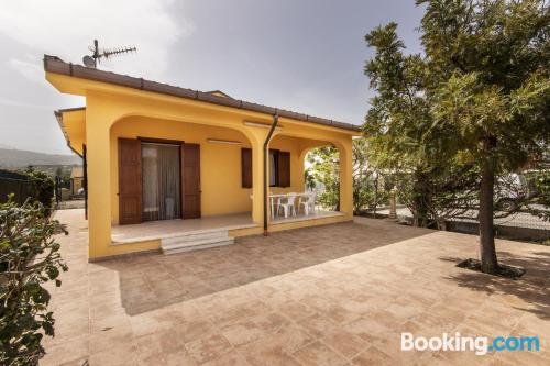 Appartement avec terrasse. Trois chambres!