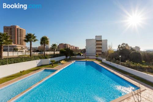 Apt mit Kinderbett. Pool und Terrasse