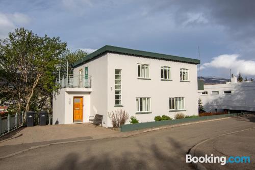 Appartement avec terrasse. Akureyri à vos pieds