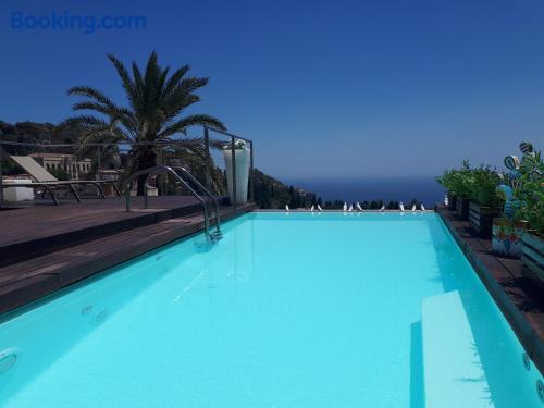 Pequeno apartamento para 2 pessoas. Terraço e piscina