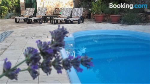 Apartamento para grupos. Terraço e piscina