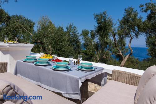 Ample appartement à Gaios. Terrasse!