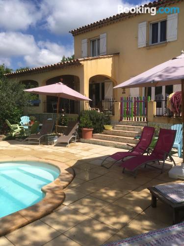 Appartement avec piscine. Régusse à vos pieds