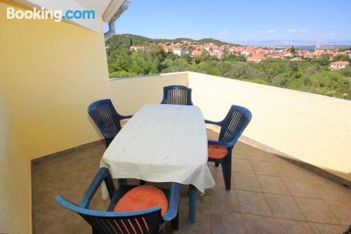 Apartamento em Kukljica. Com terraço!