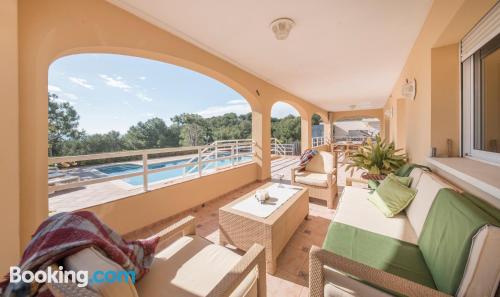 Apartamento con piscina, vistas y internet