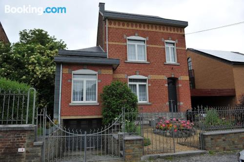 Praktische Wohnung in Marche-en-Famenne. Mit Kinderbett