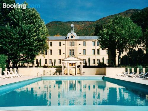 Apartamento apto para familias en Montbrun-les-Bains. Centro y piscina