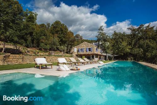 Appartamento con piscina e terrazza. Grožnjan dalla vostra finestra!