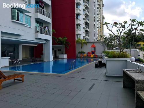 Apartamento para grupos en Johor Bahru. ¡Piscina!