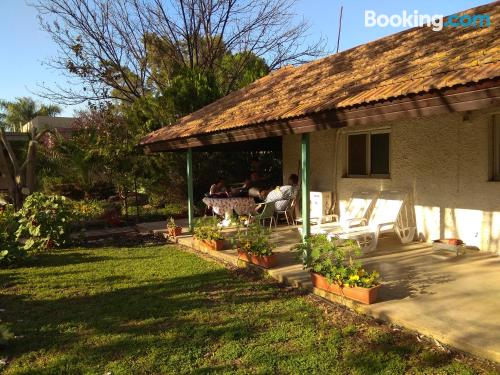 Apartamento con terraza con piscina.