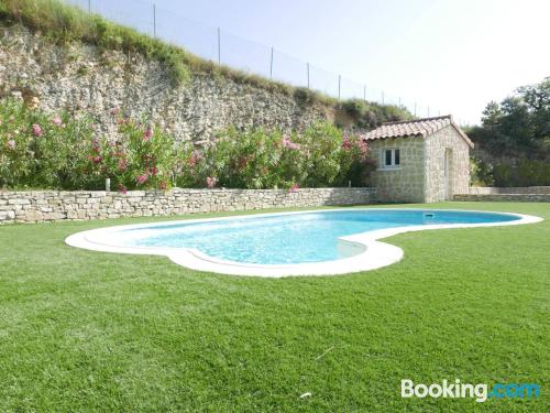 Prático apartamento em Viviers. Terraço e piscina.