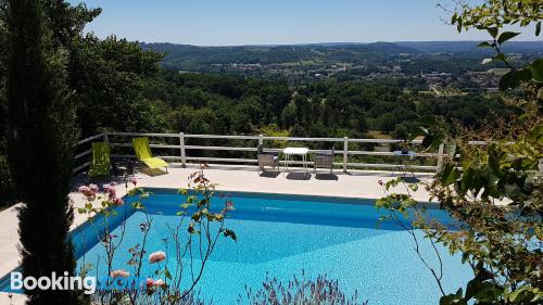 Apartamento con piscina y aire acondicionado, en mitad de todo