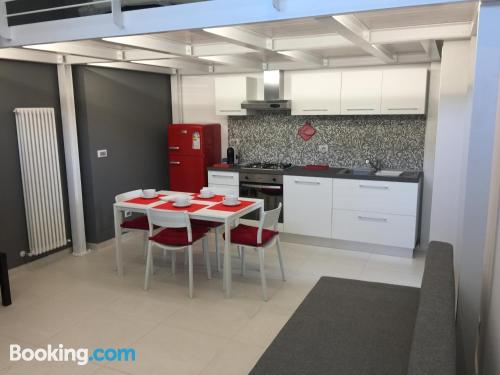 Confortável apartamento com 2 quartos. Ar!