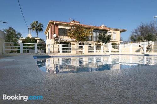 Apartamento com piscina e ar condicionado. Ideal!