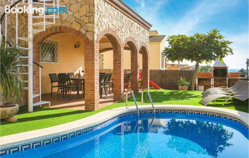 2 bedrooms apartment. Pool!.