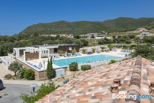 Apartamento con piscina y aire acondicionado, conexión a internet y vistas