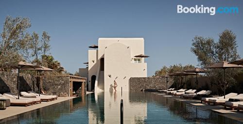 Appartement avec piscine et terrasse. À Perivolos