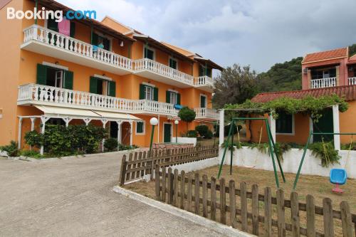 Confortable appartement. Terrasse et internet!.