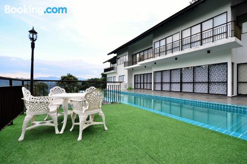 Apartamento com piscina em Bukit Tinggi.