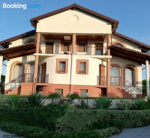 Apartamento para duas pessoas à Alba Iulia. Terraço e piscina