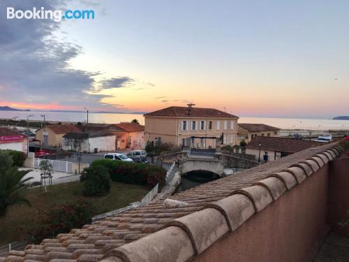 Apartamento en miniatura en Hyerès con terraza.