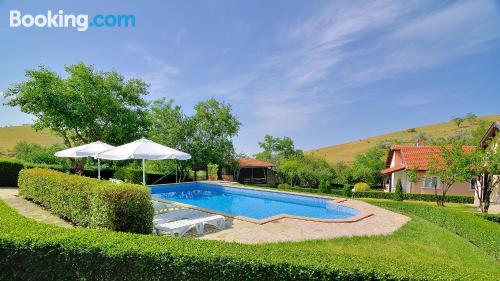 Appartement avec piscine. Pour les familles