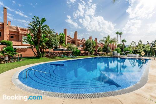 Apartamento con piscina y aire acondicionado en Marbella