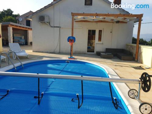 Apartamento de 76m2 em Vrbnik. Terraço e piscina.