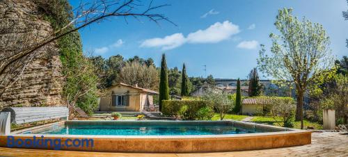 Grosso apartamento em Fontaine-de-vaucluse. Terraço e piscina