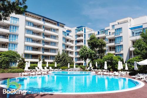 Piscina y conexión a internet en Sunny Beach con terraza