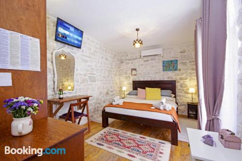 Pequeno apartamento em Trogir. Internet e terraço.