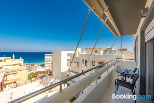 Gran apartamento de dos habitaciones con terraza y conexión a internet