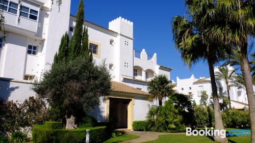 Amplo apartamento com três quartos. Terraço e piscina.