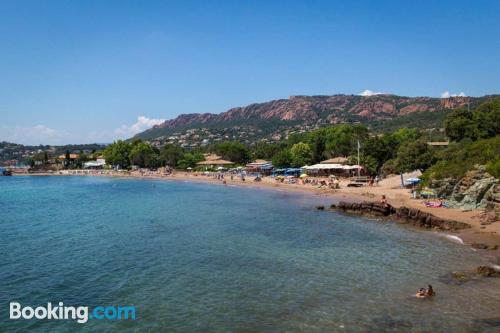 Confortável apartamento com 2 dormitórios em Saint-Raphaël.