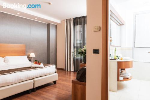 Apartamento com Wi-fi. Numa posição central!