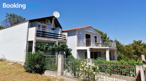 Appartement avec terrasse. À Pridraga