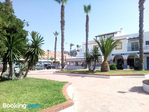 Dos dormitórios, numa posição central. Terraço e piscina