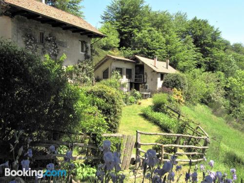 Apartamento de dos habitaciones en Madonna del Sasso con conexión a internet.