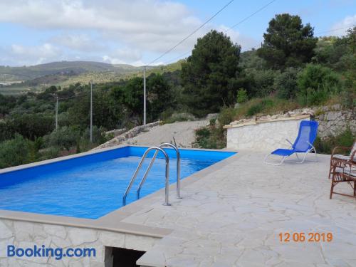 Amplo apartamento em Chiaramonte Gulfi. Terraço e piscina