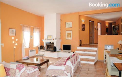 Apartamento de tres habitaciones en Roussillon. ¡Pet friendly!