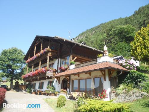 Apartamento com terraço. Calefação e Internet