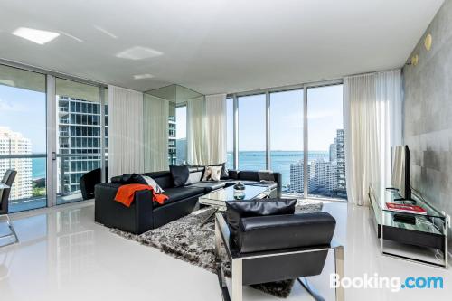 Stay cool: air-con apartment in Miami. Internet!