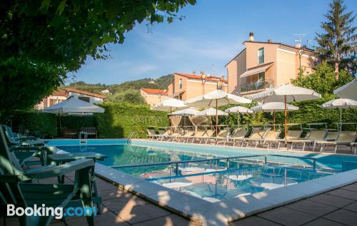 Apartamento bien ubicado con terraza y piscina