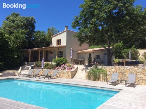 Ferienwohnung mit Kinderbett. Pool und Balkon