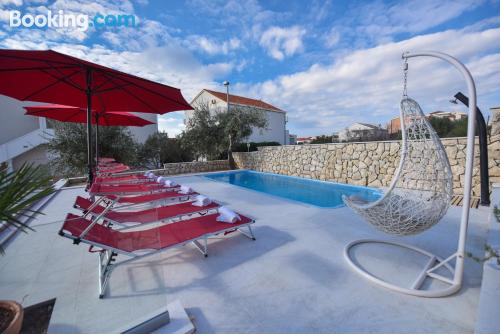 Appartement avec piscine et l'air concdetionné. À Novalja